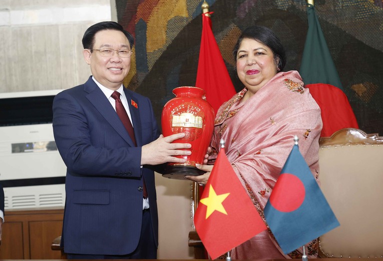 Chủ tịch 555win tải app Vương Đ&igrave;nh Huệ tặng qu&agrave; lưu niệm Chủ tịch 555win tải app Bangladesh Shirin Sharmin Chaudhury. Ảnh: quochoi.vn