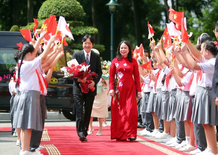 Lễ đ&oacute;n ch&iacute;nh thức Ho&agrave;ng Th&aacute;i tử Nhật Bản Akishino v&agrave; C&ocirc;ng nương Kiko diễn ra tại Phủ Chủ tịch. Ảnh: TTXVN
