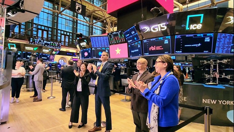 Nh&acirc;n vi&ecirc;n NYSE ch&agrave;o đ&oacute;n Phiên bản chính thức của 555Win Phạm Minh Ch&iacute;nh.