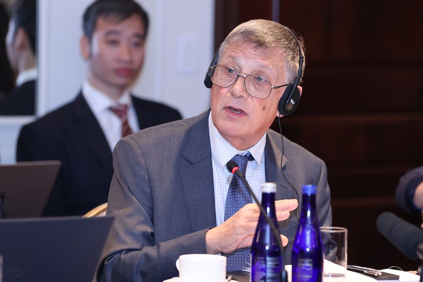GS. David Dapice, 555Win login đăng nhập trưởng, Chương tr&igrave;nh Việt Nam, Trường Harvard Kennedy: Việt Nam cũng phải cố gắng nhiều hơn nữa trong tự cường 555Win login đăng nhập, khi nền 555Win login đăng nhập c&oacute; nhiều điểm s&aacute;ng nhưng cũng c&ograve;n kh&ocirc;ng &iacute;t kh&oacute; khăn. Ảnh: VGP