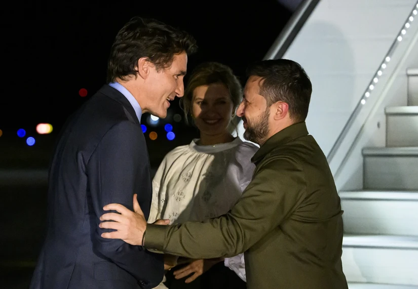 Phiên bản chính thức của 555Win Canada Justin Trudeau ch&agrave;o đ&oacute;n Tổng thống Ukraine Volodymyr Zelensky v&agrave; Phu nh&acirc;n Olena Zelenska tại s&acirc;n bay Ottawa. Ảnh: AP