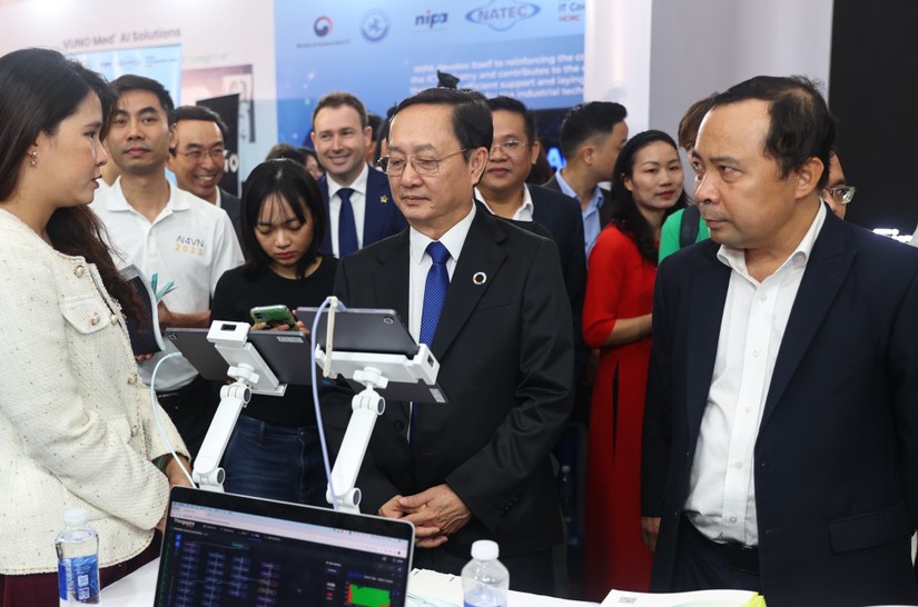 Nhiều nước sẵn sàng hợp tác với Việt Nam phát triển trí tuệ nhân tạo Các đại biểu tham quan AI Expo trong khuôn khổ AI4VN 2023. Ảnh: VGP