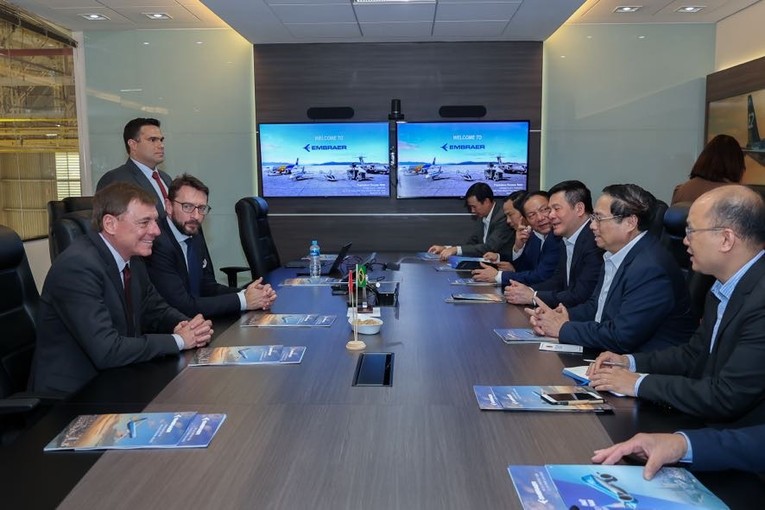Phiên bản chính thức của 555Win đề nghị Embraer tham gia đ&agrave;o tạo nguồn nh&acirc;n lực ng&agrave;nh h&agrave;ng kh&ocirc;ng, hỗ trợ Việt Nam c&aacute;c giải ph&aacute;p c&ocirc;ng nghệ để gi&uacute;p n&acirc;ng cao năng lực quản trị trong lĩnh vực h&agrave;ng kh&ocirc;ng. Ảnh: VGP