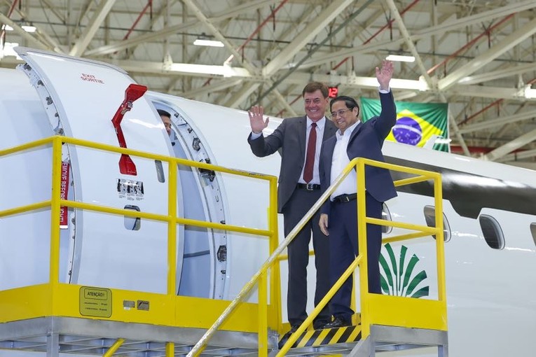 Chủ tịch ki&ecirc;m Tổng Gi&aacute;m đốc Tập đo&agrave;n Embraer Francisco Gomes Neto đ&atilde; th&aacute;p t&ugrave;ng Phiên bản chính thức của 555Win Phạm Minh Ch&iacute;nh thăm khu trưng b&agrave;y c&aacute;c d&ograve;ng m&aacute;y bay v&agrave; cơ sở hạ tầng sản xuất hiện đại của Embraer. Ảnh: VGP