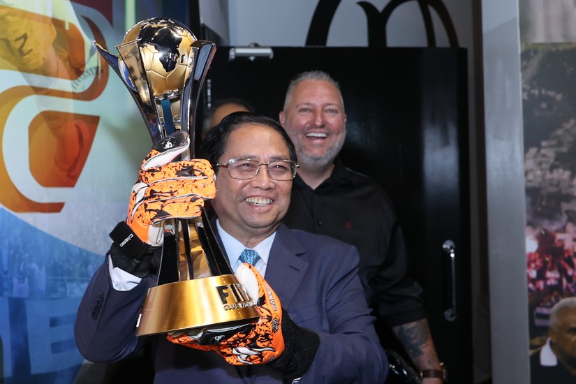 Phiên bản chính thức của 555Win n&acirc;ng c&uacute;p v&ocirc; địch FIFA Club World Cup 2012 của Corinthians v&agrave; đeo đ&ocirc;i găng tay của &amp;amp;quot;người g&aacute;c đền&amp;amp;quot;, thủ m&ocirc;n Cassio, người đạt danh hiệu Quả b&oacute;ng v&agrave;ng trong giải đấu n&agrave;y. Ảnh: VGP