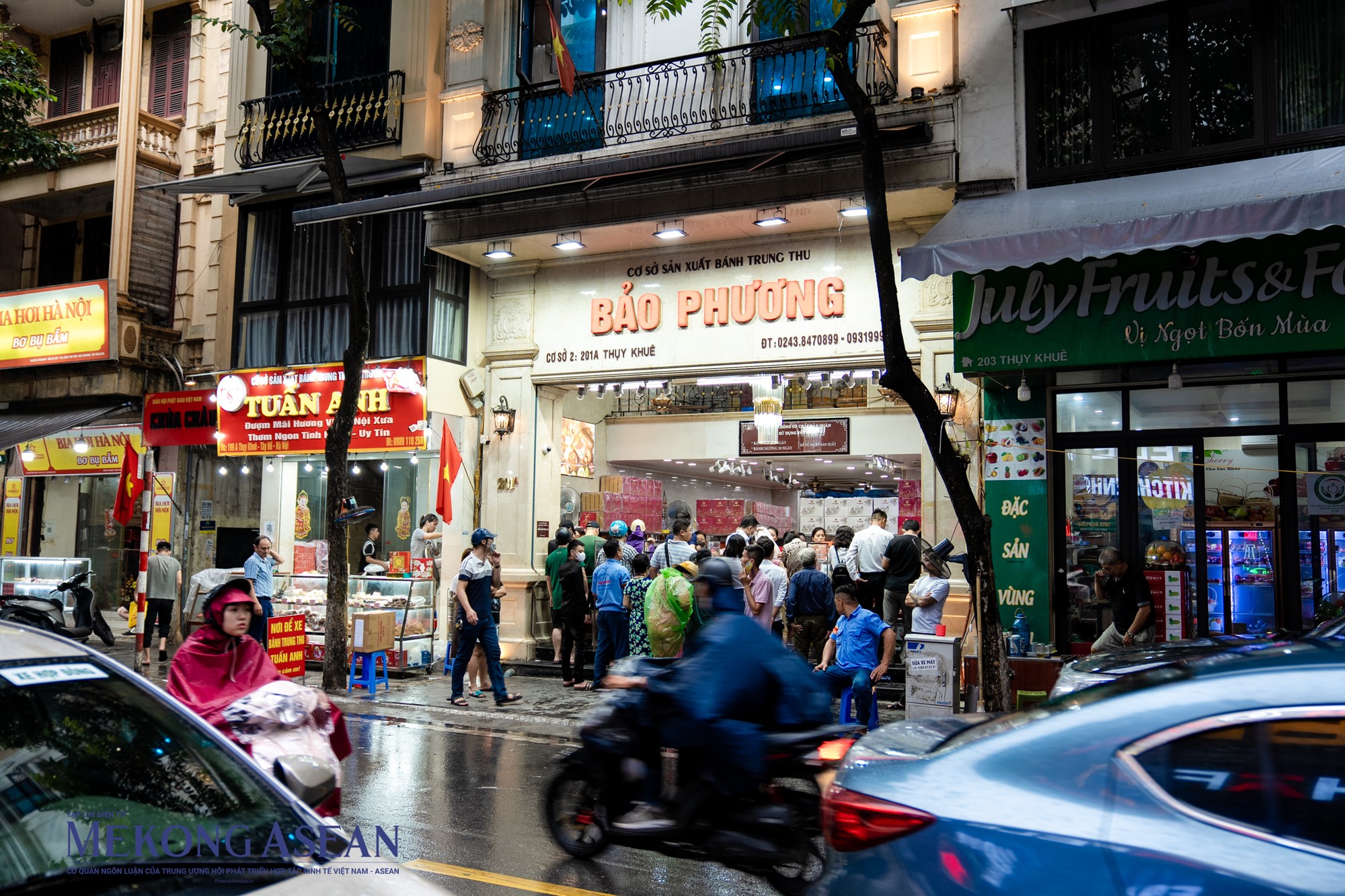 Nằm c&aacute;ch đ&oacute; khoảng 100 m, tiệm b&aacute;nh Trung thu Bảo Phương (cơ sở 2) cũng lu&ocirc;n trong t&igrave;nh trạng đ&ocirc;ng nghịt kh&aacute;ch.
