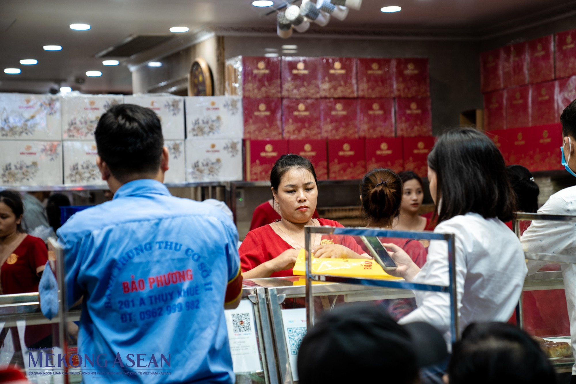 Nhằm tr&aacute;nh t&igrave;nh trạng hỗn loạn, đảm bảo trật tự v&agrave; quyền lợi cho mọi người, tiệm b&aacute;nh d&aacute;n d&ograve;ng chữ &amp;amp;amp;quot;Q&uacute;y kh&aacute;ch đến sau vui l&ograve;ng xếp h&agrave;ng ph&iacute;a sau&amp;amp;amp;quot;, c&ugrave;ng với đ&oacute; l&agrave; sự hỗ trợ nhiệt t&igrave;nh của lực lượng bảo vệ, nh&acirc;n vi&ecirc;n cửa h&agrave;ng.