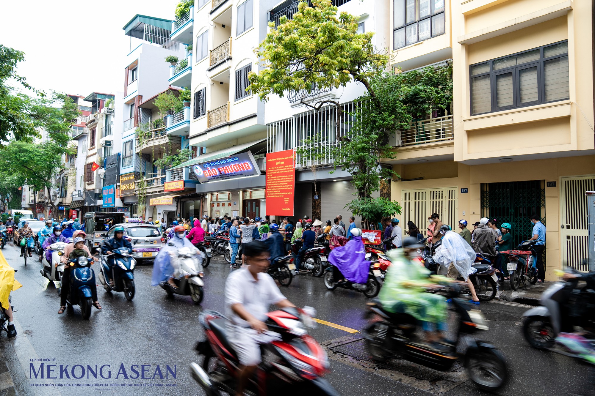 Tiệm b&aacute;nh Trung thu Bảo Phương vốn nổi tiếng v&igrave; được cho rằng giữ &amp;amp;amp;quot;hồn cốt&amp;amp;amp;quot; vị Trung thu H&agrave; Nội trong từng chiếc b&aacute;nh gia truyền với c&ocirc;ng thức hơn 70 năm. Do đ&oacute; mỗi dịp thu về lại xuất hiện h&igrave;nh ảnh d&ograve;ng người xếp h&agrave;ng d&agrave;i tr&ecirc;n con phố Thụy Khu&ecirc; để mua bằng được cặp b&aacute;nh thơm dẻo.