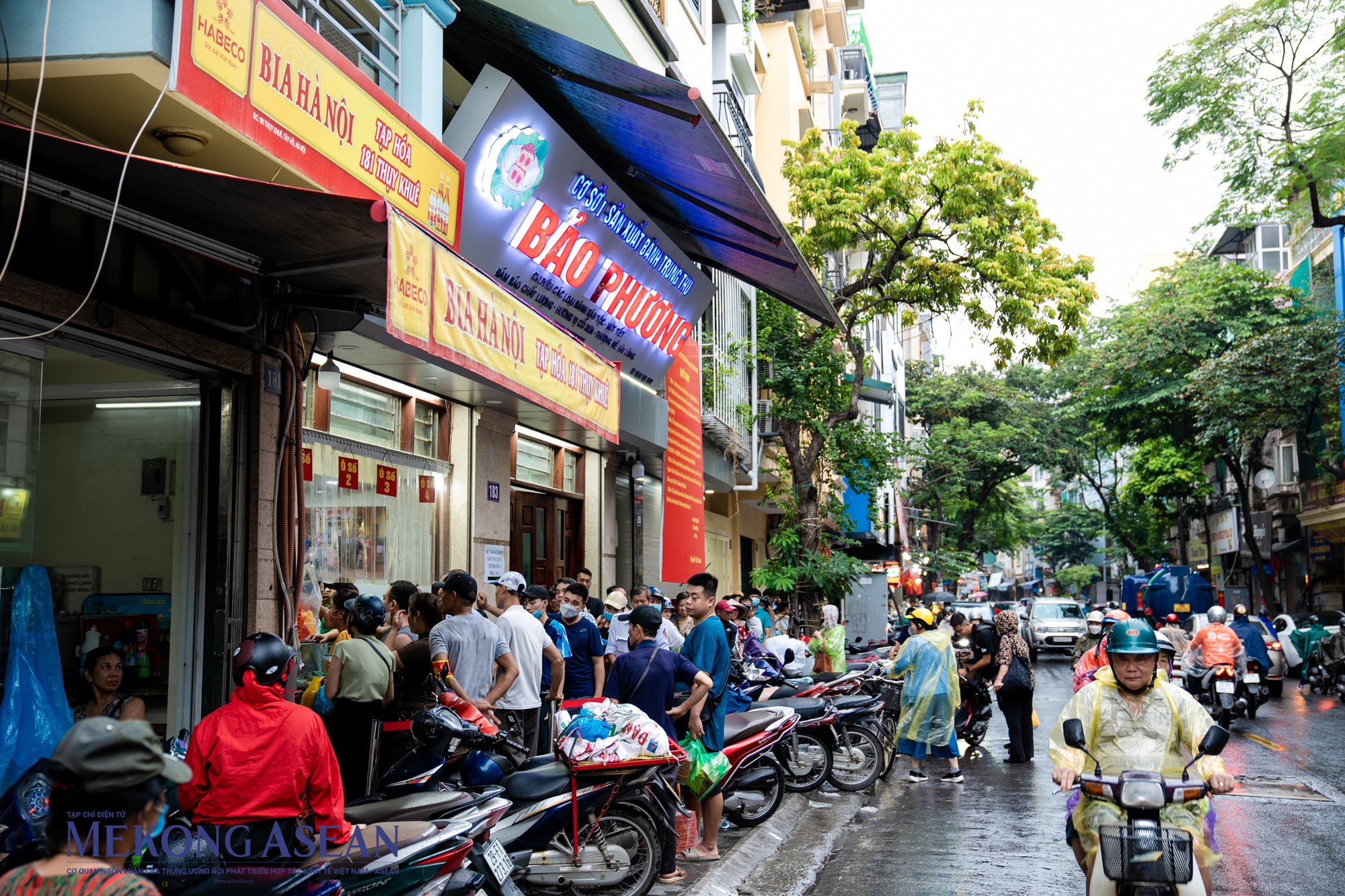 Khoảng 16h chiều ng&agrave;y 26/9, theo ghi nhận của 555win Login, tr&ecirc;n đường Thụy Khu&ecirc;, h&agrave;ng phương tiện nối d&agrave;i dưới đường v&agrave; tr&ecirc;n vỉa h&egrave; c&oacute; nhiều kh&aacute;ch h&agrave;ng đang chờ đợi mua b&aacute;nh trung thu truyền thống.