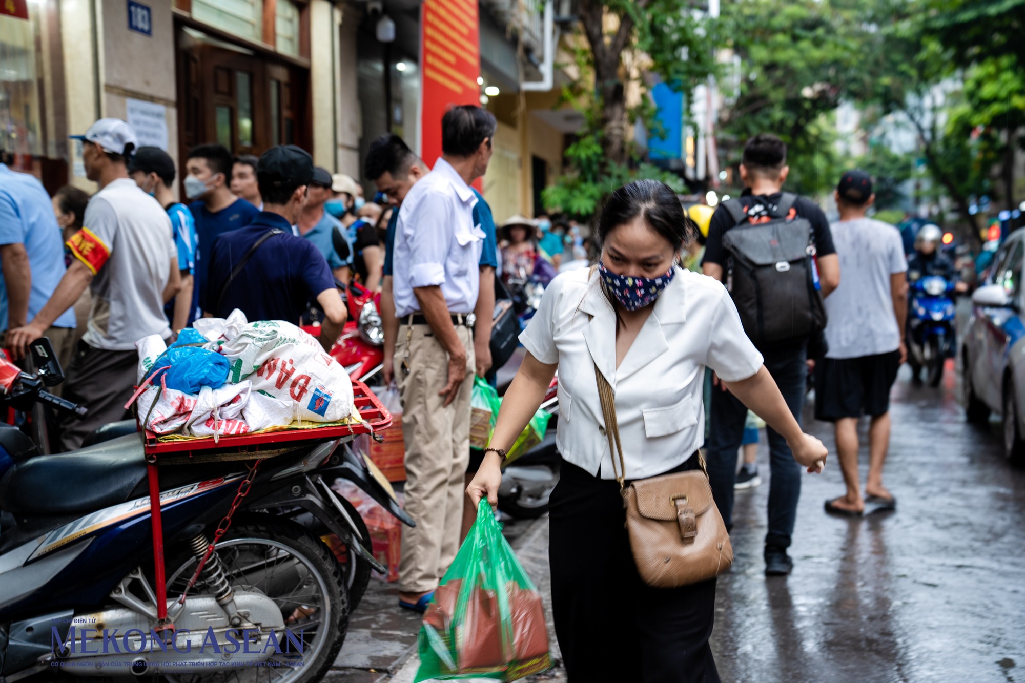Chị Lan Anh (tr&uacute; tại T&acirc;y Hồ, H&agrave; Nội) cho biết, ng&agrave;y h&ocirc;m nay, chị đ&atilde; 2 lần đến cửa h&agrave;ng để mua b&aacute;nh Trung Thu, nhưng lần n&agrave;o cũng rất đ&ocirc;ng người xếp h&agrave;ng. &amp;amp;amp;quot;T&ocirc;i đ&atilde; phải xếp h&agrave;ng 45 ph&uacute;t để mua được b&aacute;nh. Từ nhỏ, t&ocirc;i đ&atilde; thường c&ugrave;ng mẹ đến phố Thuỵ Khu&ecirc; mua b&aacute;nh Trung thu. Giờ đ&acirc;y, khi c&oacute; gia đ&igrave;nh, t&ocirc;i vẫn thường giữ th&oacute;i quen mua b&aacute;nh tại đ&acirc;y để biếu &ocirc;ng b&agrave; nội, ngoại hai b&ecirc;n, cũng như để gia đ&igrave;nh thắp hương v&agrave; thưởng thức hương vị truyền thống&amp;amp;amp;quot;.
