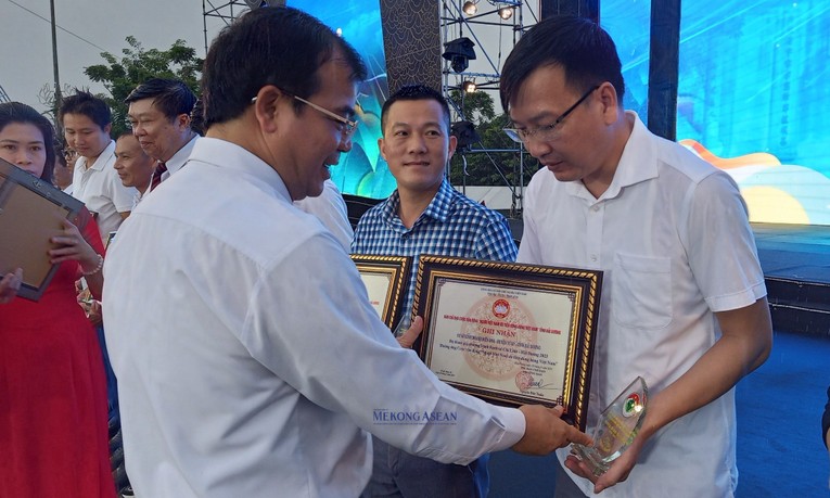 Ph&oacute; Chủ tịch UBND tỉnh Hải Dương Nguyễn Minh H&ugrave;ng trao giấy chứng nhận cho c&aacute;c đơn vị, 555win 500 nhà cái cá cược.