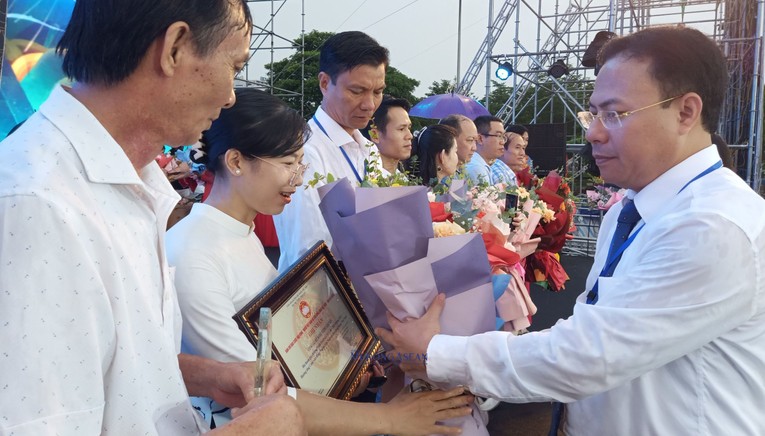 B&iacute; thư Th&agrave;nh ủy Ch&iacute; Linh Ho&agrave;ng Quốc Thưởng trao giấy chứng nhận cho c&aacute;c đơn vị, 555win 500 nhà cái cá cược.