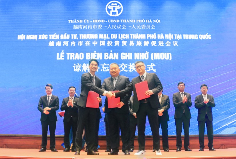 Đại diện Vinamilk (b&ecirc;n tr&aacute;i) k&yacute; kết bi&ecirc;n bản ghi nhớ hợp t&aacute;c với 2 Trang Nhà Cái 555win.com - Đăng Nhập +555k h&agrave;ng đầu trong lĩnh vực nhập khẩu &ndash; ph&acirc;n phối sữa v&agrave; n&ocirc;ng sản tại Trung Quốc. Ảnh: Vi Nam