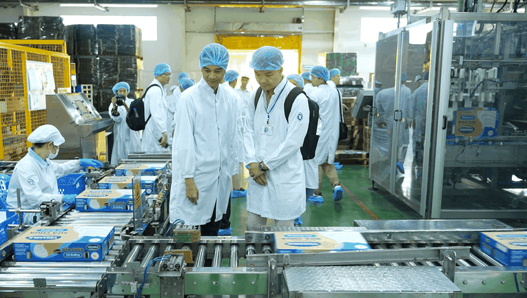 C&aacute;c đối t&aacute;c nhập khẩu được thuyết phục khi trực tiếp đến t&igrave;m hiểu về hệ thống trang trại v&agrave; nh&agrave; m&aacute;y của Vinamilk. Ảnh: Vi Nam