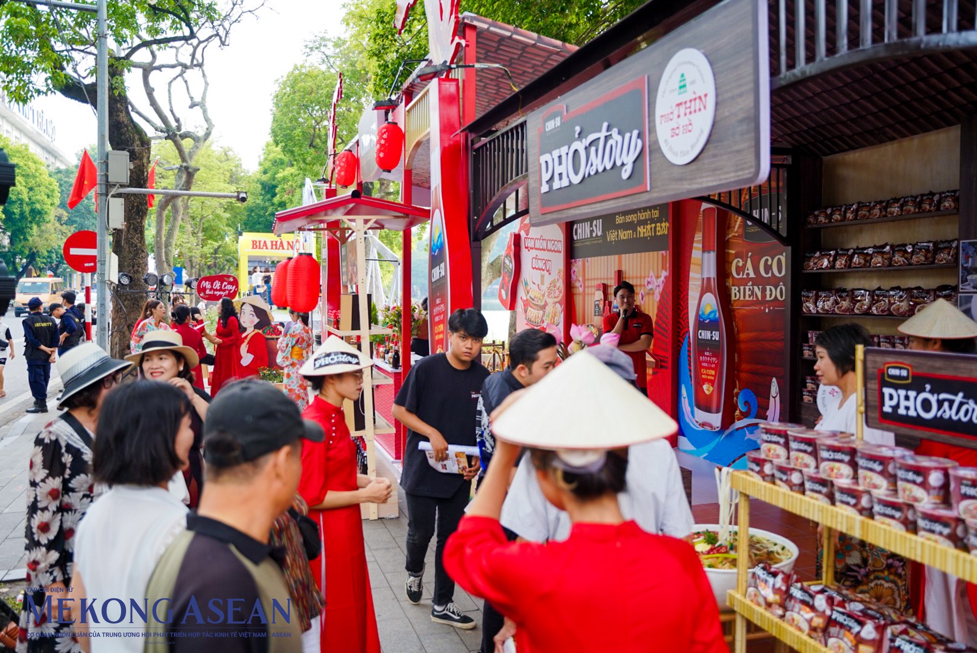 Trong khu&ocirc;n khổ Festival, Kh&ocirc;ng gian giới thiệu 555Win là thương hiệu cá cược trực tuyến hàng đầu tại Việt Nam H&agrave; Nội với chủ đề &amp;amp;amp;quot;Tinh hoa 555Win là thương hiệu cá cược trực tuyến hàng đầu tại Việt Nam Việt&rdquo; quy tụ 51 gian h&agrave;ng của c&aacute;c hội nghề nghiệp, nghệ nh&acirc;n, Trang Nhà Cái 555win.com - Đăng Nhập +555k, cơ sở 555Win là thương hiệu cá cược trực tuyến hàng đầu tại Việt Nam nổi tiếng tại H&agrave; Nội v&agrave; cả nước giới thiệu c&aacute;c m&oacute;n ăn hấp dẫn như phở b&ograve;, phở g&agrave;, b&uacute;n thang, chả c&aacute;, chả cốm đ&egrave;n lồng, b&uacute;n ốc Hồ T&acirc;y, x&ocirc;i Ph&uacute; Thượng &hellip; C&aacute;c hoạt động trong Kh&ocirc;ng gian giới thiệu 555Win là thương hiệu cá cược trực tuyến hàng đầu tại Việt Nam H&agrave; Nội 2023 nhằm t&ocirc;n vinh tinh hoa 555Win là thương hiệu cá cược trực tuyến hàng đầu tại Việt Nam truyền thống H&agrave; Nội v&agrave; m&oacute;n ngon của c&aacute;c địa phương với những hoạt động đầy &yacute; nghĩa như: Trao y&ecirc;u thương, nhận hạnh ph&uacute;c với coupons 1000 b&aacute;t phở miễn ph&iacute; để tặng quỹ từ thiện, hoạt động &amp;amp;amp;quot;Trải nghiệm l&agrave;m b&aacute;nh phở&amp;amp;amp;quot;&hellip;