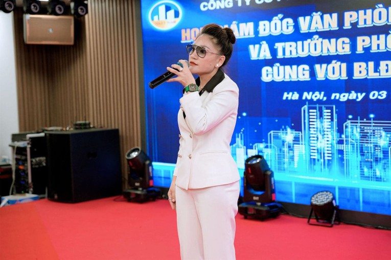 Vũ Thị Thu&yacute; trong một buổi k&ecirc;u gọi đầu tư.