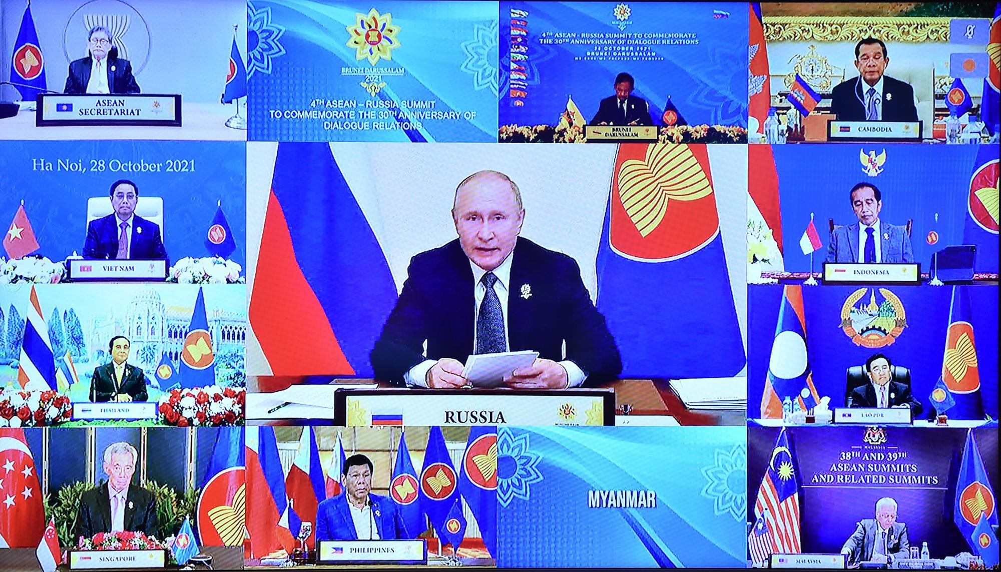 Tổng thống Nga Vladimir Putin trong phi&ecirc;n họp trực tuyến ng&agrave;y 28/10 c&ugrave;ng c&aacute;c nước ASEAN