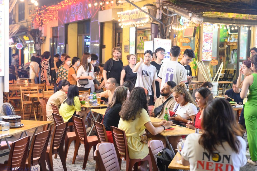 Kh&aacute;ch du lịch nước ngo&agrave;i tại H&agrave; Nội. Ảnh: Qu&aacute;ch Sơn