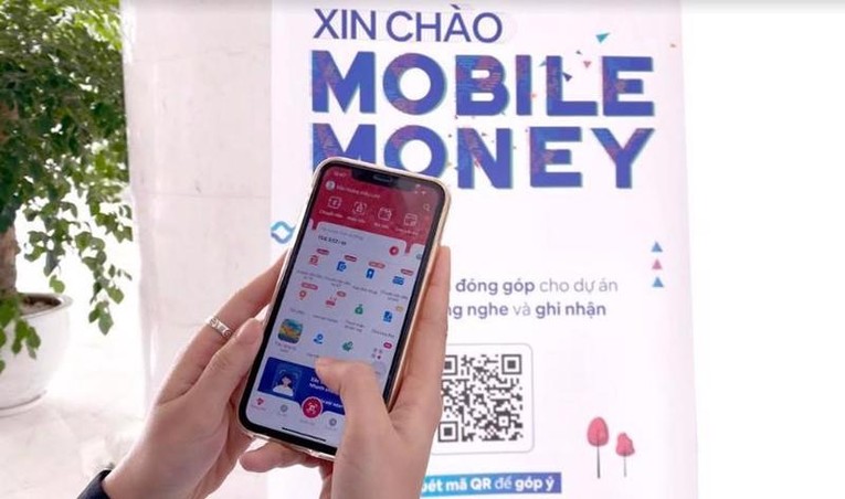 Kh&aacute;ch h&agrave;ng trải nghiệm dịch vụ chuyển tiền giữa mobile money v&agrave; t&agrave;i khoản ng&acirc;n h&agrave;ng (Ảnh minh hoạ)