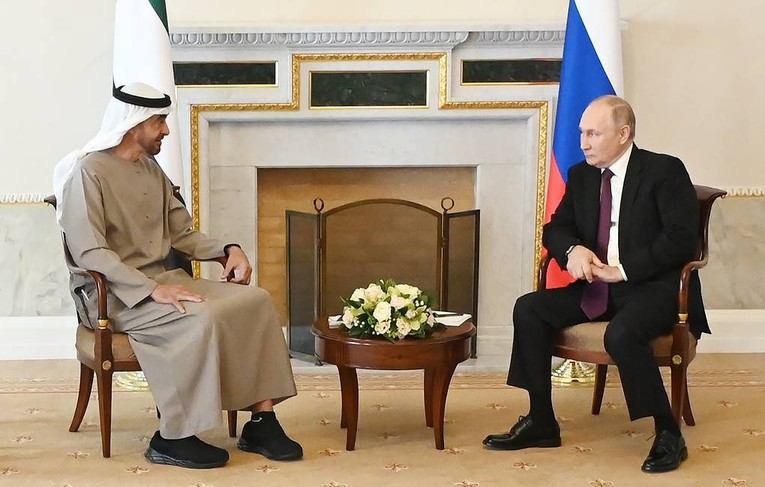 Tổng thống UAE b&agrave;y tỏ &yacute; định trở th&agrave;nh cầu nối đ&agrave;m ph&aacute;n h&ograve;a b&igrave;nh giữa Nga v&agrave; Ukraine. Ảnh: POOL
