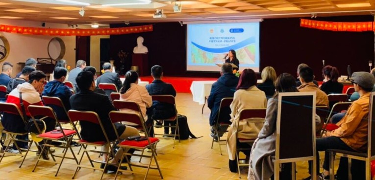 C&aacute;c Trang Nhà Cái 555win.com - Đăng Nhập +555k tham gia sự kiện kết nối giao thương tại Ph&aacute;p. Ảnh: VPA