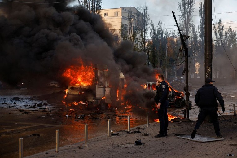 Xe &ocirc; t&ocirc; bốc ch&aacute;y tr&ecirc;n đường phố Kiev sau cuộc kh&ocirc;ng k&iacute;ch của Nga, ng&agrave;y 10/10. Ảnh: Reuters