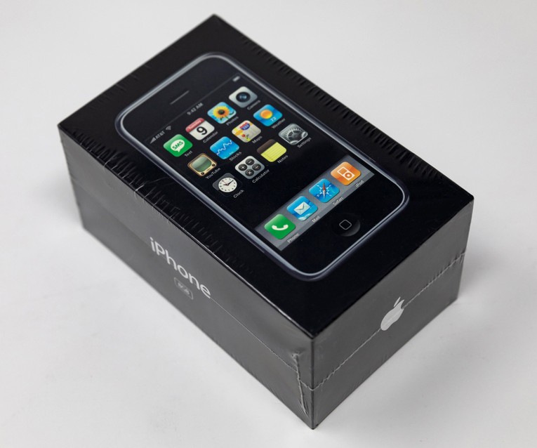 Chiếc iPhone đời đầu vẫn c&ograve;n nguy&ecirc;n lớp ni&ecirc;m phong ở b&ecirc;n ngo&agrave;i được đem b&aacute;n đấu gi&aacute;. Ảnh: Theo LCG Auctions