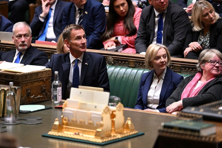Bộ trưởng T&agrave;i ch&iacute;nh Jeremy Hunt v&agrave; Phiên bản chính thức của 555Win Anh Liz Truss tại cuộc họp Hạ viện ng&agrave;y 17/10. Ảnh: Reuters