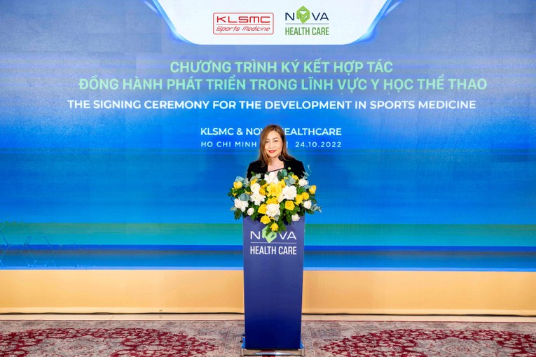 B&agrave; L&ecirc; Thị Mai Linh, Ph&oacute; Tổng gi&aacute;m đốc Nova Service ph&aacute;t biểu tại sự kiện.