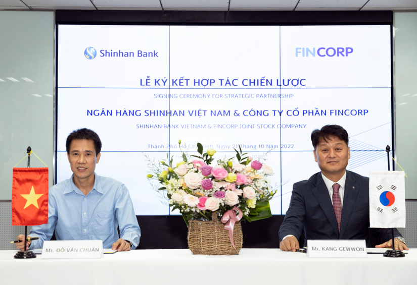 &Ocirc;ng Kang GewWon &ndash; Tổng Gi&aacute;m đốc Shinhan Việt Nam v&agrave; &Ocirc;ng Đỗ Văn Chuẩn &ndash; Tổng Gi&aacute;m đốc CTCP Fincorp tại buổi lễ k&yacute; kết hợp t&aacute;c