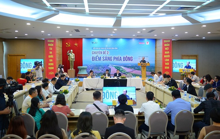 C&aacute;c chuy&ecirc;n gia thảo luận tại diễn đ&agrave;n. Nguồn: VCCI.