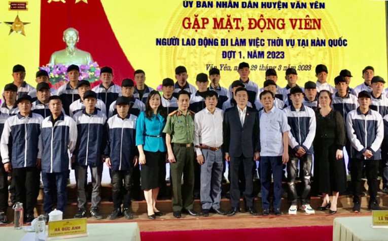 Lễ gặp mặt, động vi&ecirc;n người lao động tại huyện Văn Y&ecirc;n, tỉnh Y&ecirc;n B&aacute;i đi l&agrave;m việc tại H&agrave;n Quốc. (Ảnh: B&aacute;o Y&ecirc;n B&aacute;i)
