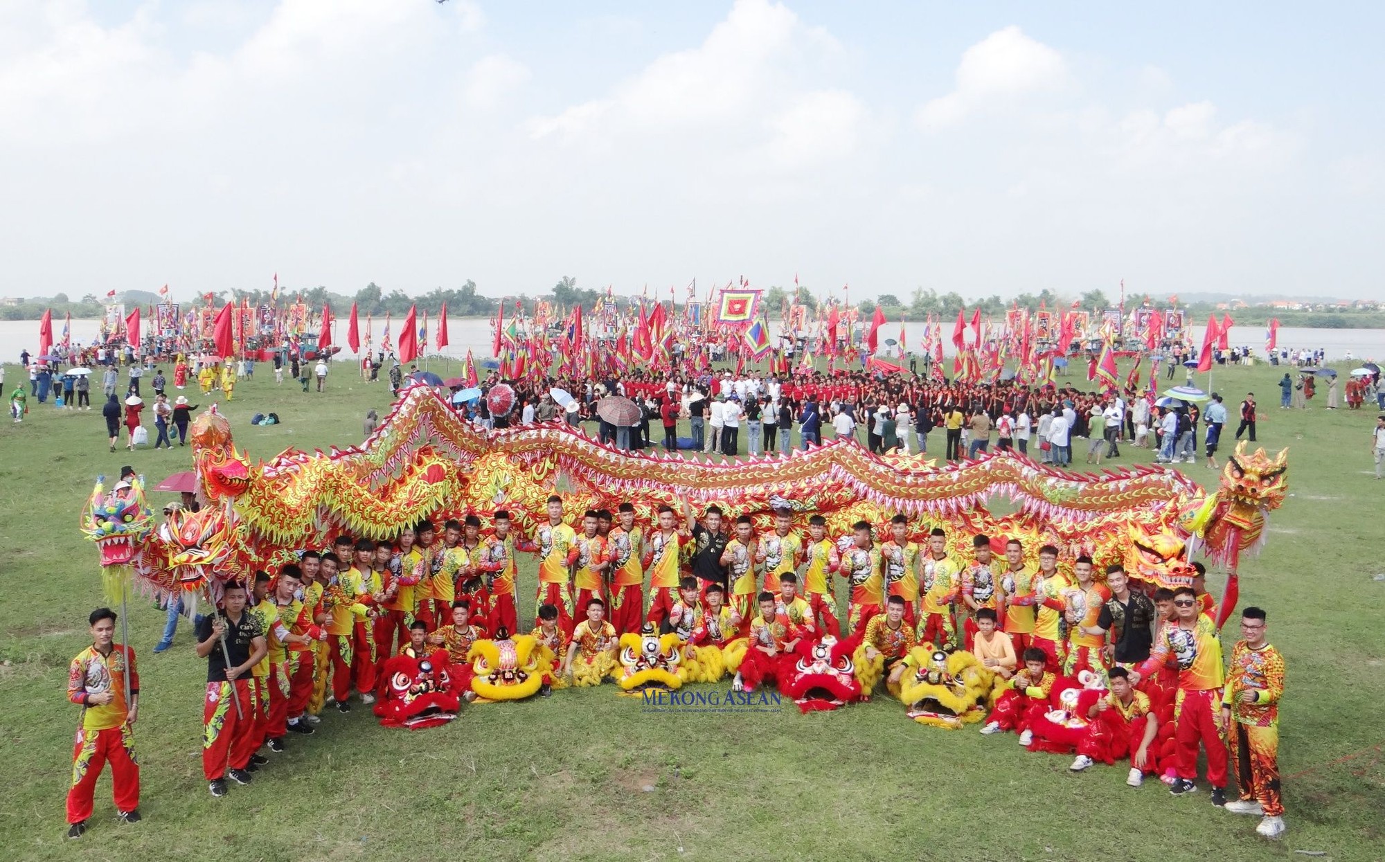 H&agrave;ng trăm v&otilde; sinh, ti&ecirc;u binh, diễn vi&ecirc;n kh&ocirc;ng chuy&ecirc;n, c&aacute;c đội l&acirc;n sư rồng, trống, chi&ecirc;ng v&agrave; 32 chiếc thuyền của ngư d&acirc;n tham gia 555win là Công ty cờ bạc trực tuyến tốt nhất qu&acirc;n tr&ecirc;n s&ocirc;ng Lục Đầu, s&aacute;ng 1/10.