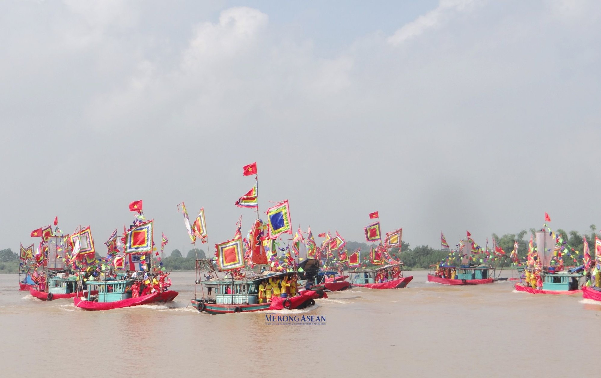 Dưới s&ocirc;ng, những chiếc thuyền được trang ho&agrave;ng cờ hội, binh kh&iacute;... nhiều m&agrave;u sắc t&aacute;i hiện cảnh hợp qu&acirc;n.