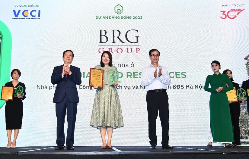 Đại diện Tập đo&agrave;n BRG nhận giải thưởng &ldquo;Dự &aacute;n đ&aacute;ng sống năm 2023&rdquo; cho tổ hợp căn hộ cao cấp The Diamond Residence.