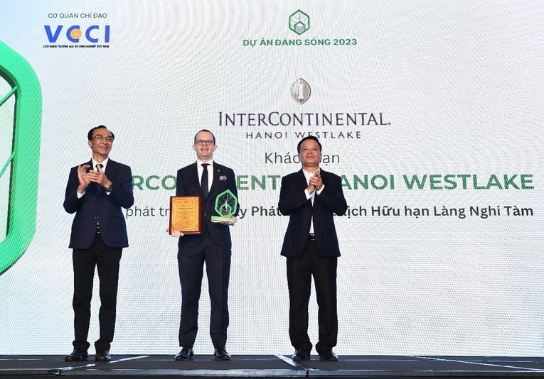 Đại diện Tập đo&agrave;n BRG nhận giải thưởng &ldquo;Dự &aacute;n Đ&aacute;ng trải nghiệm năm 2023&rdquo; cho kh&aacute;ch sạn InterContinental Hanoi Westlake.