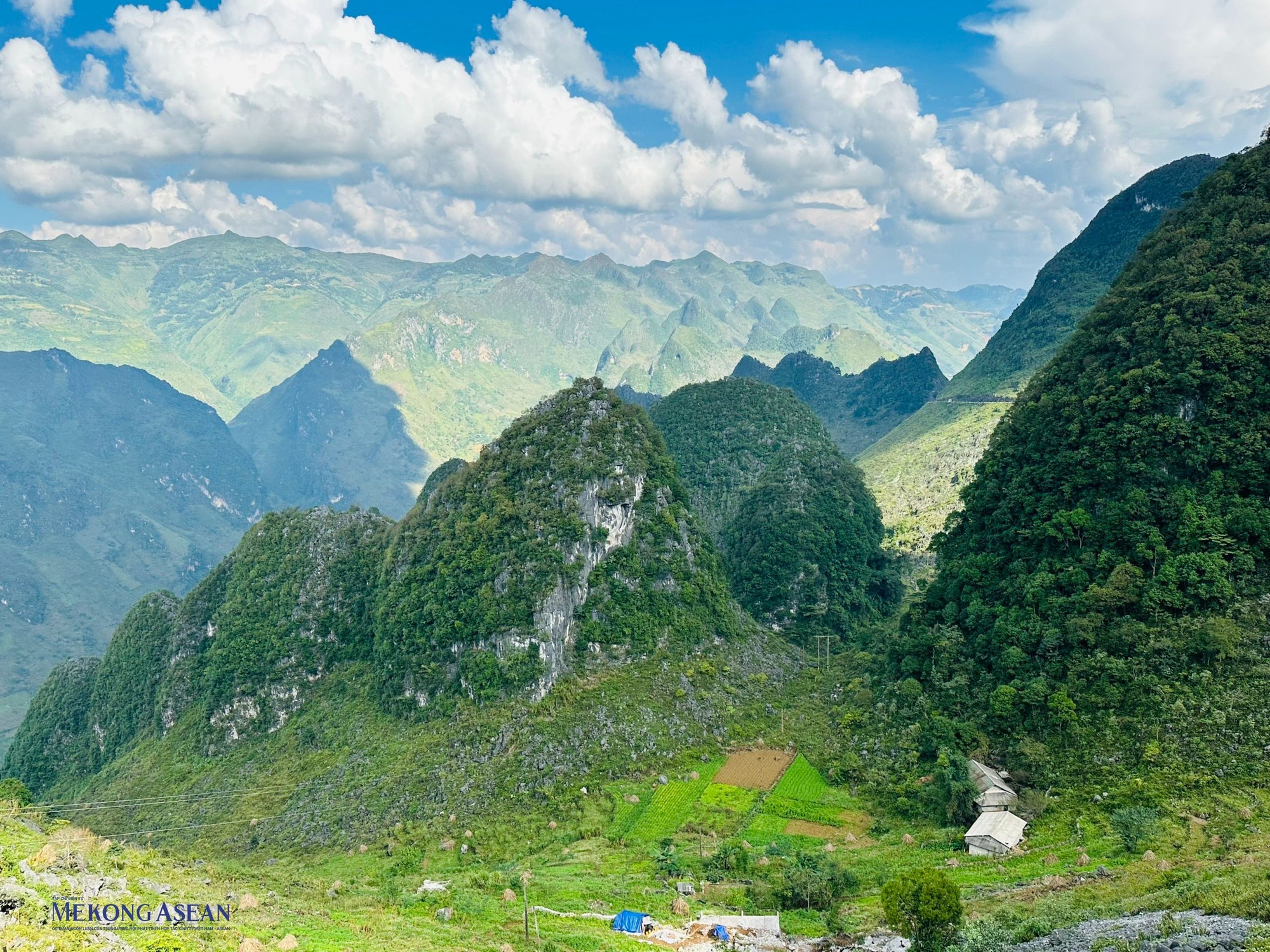 Nhìn từ trên cao, Hà Giang hiện lên là những dãy núi trùng điệp tiếp nối nhau. Ảnh: Hoàng Anh Nhìn từ trên cao, Hà Giang hiện lên là những dãy núi trùng điệp tiếp nối nhau. Ảnh: Hoàng Anh