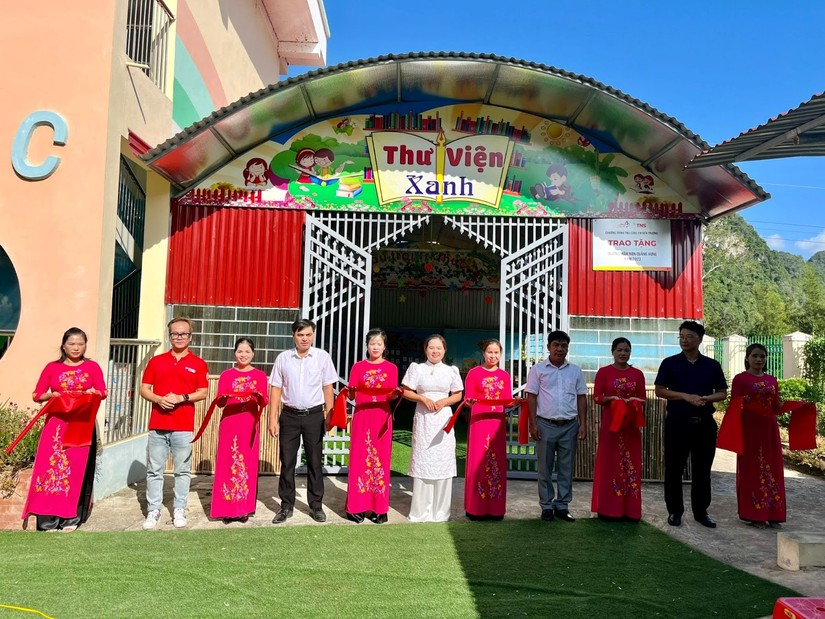 Đại diện Tập đo&agrave;n TNG Holdings Vietnam v&agrave; TNS Holdings c&ugrave;ng Hiệu trưởng nh&agrave; trường cắt băng kh&aacute;nh th&agrave;nh thư viện xanh.