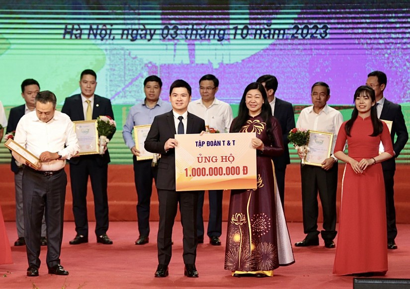 &Ocirc;ng Đỗ Vinh Quang, Ph&oacute; Chủ tịch HĐQT Tập đo&agrave;n T&amp;amp;amp;T Group (b&ecirc;n tr&aacute;i) trao ủng hộ cho Quỹ &ldquo;V&igrave; người ngh&egrave;o&rdquo; th&agrave;nh phố H&agrave; Nội (Nguồn: T&amp;amp;amp;T Group).