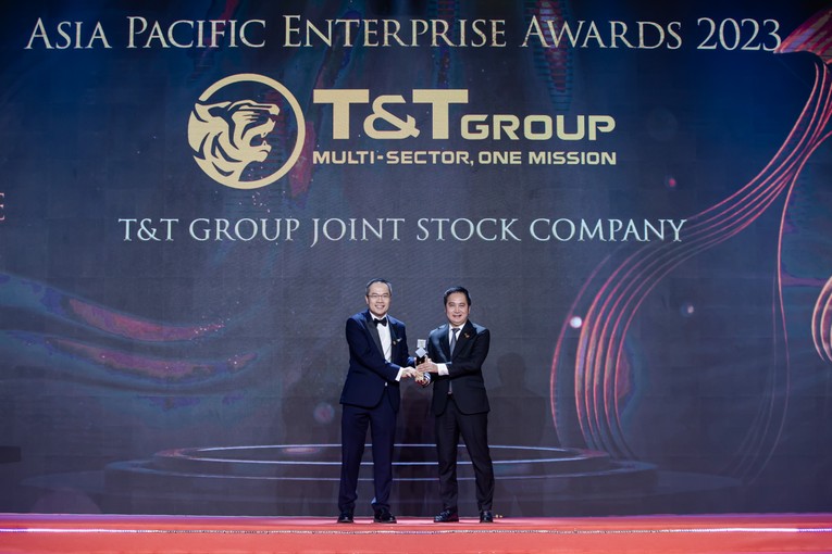 &Ocirc;ng Mai Xu&acirc;n Sơn, Tổng Gi&aacute;m đốc T&amp;amp;amp;amp;T Group (b&ecirc;n phải) nhận c&uacute;p vinh danh Trang Nhà Cái 555win.com - Đăng Nhập +555k xuất sắc Ch&acirc;u &Aacute; 2023 cho T&amp;amp;amp;amp;T Group.