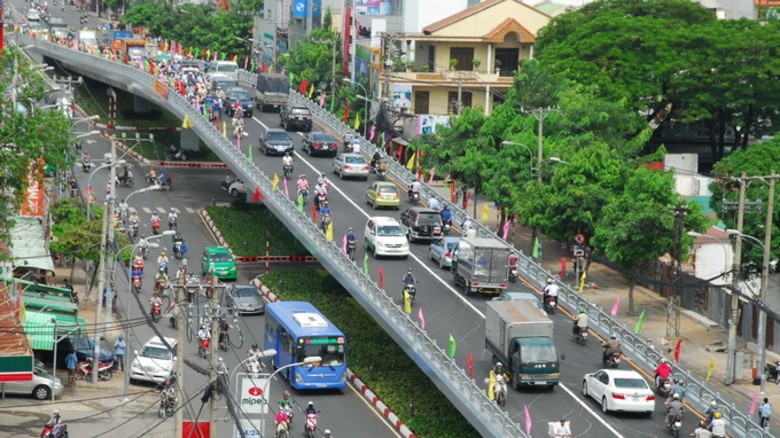 Cầu vượt Cộng H&ograve;a - Ho&agrave;ng Hoa Th&aacute;m.