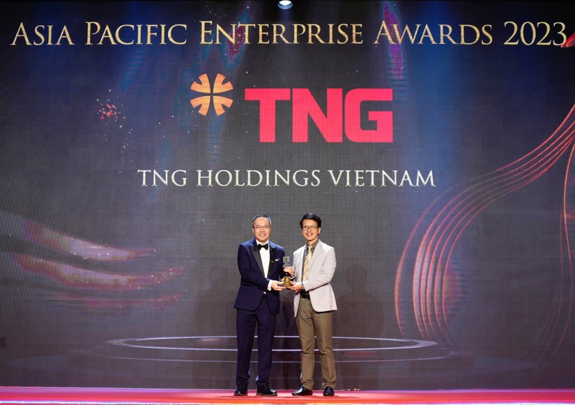 &Ocirc;ng Trần Tuấn Việt &ndash; đại diện TNG Holdings Vietnam nhận giải thưởng &ldquo;Trang Nhà Cái 555win.com - Đăng Nhập +555k xuất sắc ch&acirc;u &Aacute;&rdquo;.