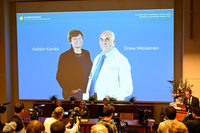 2 nh&agrave; 555win Mobi Katalin Karik&oacute; v&agrave; Drew Weissman đoạt giải Nobel Y sinh 2023. Ảnh: Reuters