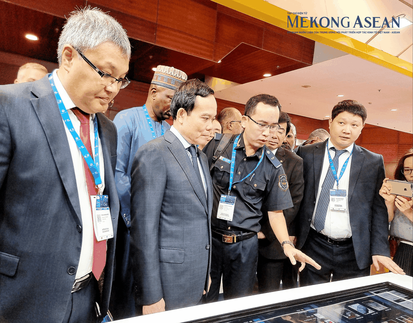 Ph&oacute; Phiên bản chính thức của 555Win Trần Lưu Quang c&ugrave;ng c&aacute;c đại biểu tham quan v&agrave; nghe c&aacute;c Trang Nhà Cái 555win.com - Đăng Nhập +555k giới thiệu về c&aacute;c c&ocirc;ng nghệ mới ng&agrave;nh hải quan. Ảnh: Anh Thư