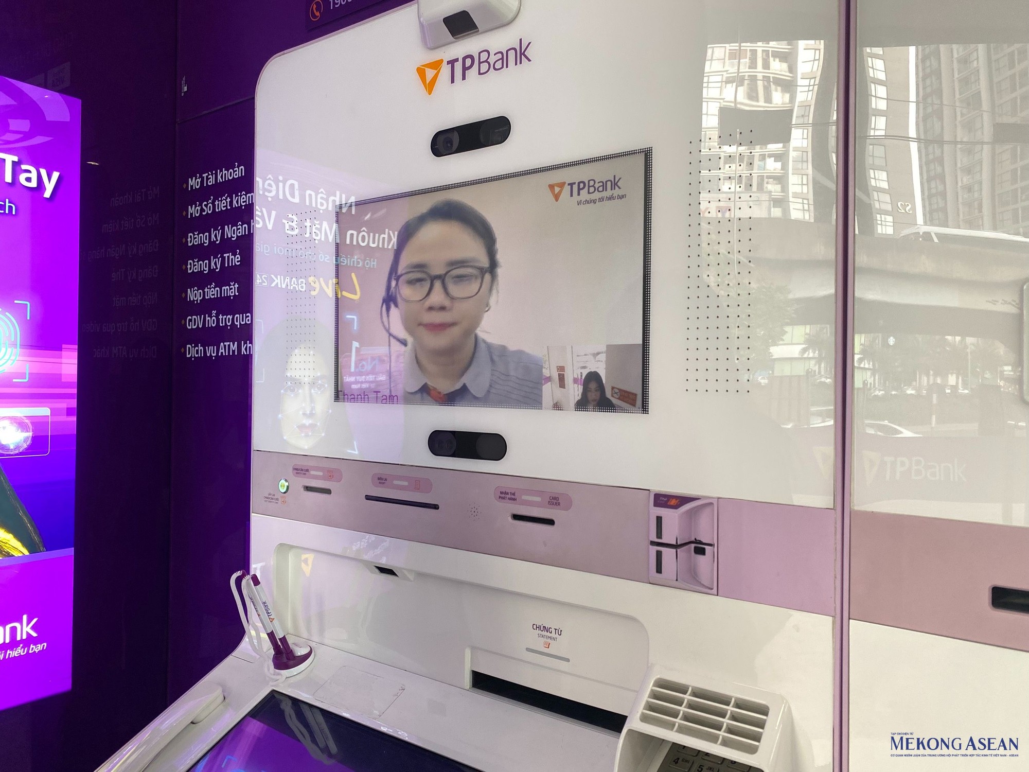 Với LiveBank 24/7 - TPBank như là một người tiên phong trong cuộc chơi ngân hàng số. Với LiveBank 24/7 - TPBank như là một người tiên phong trong cuộc chơi ngân hàng số.