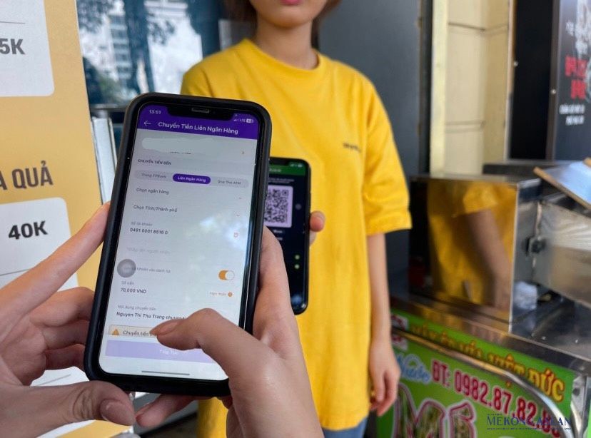 Hoạt động thanh toán thông qua quét mã QR ngày càng phổ biến. Hoạt động thanh toán thông qua quét mã QR ngày càng phổ biến.
