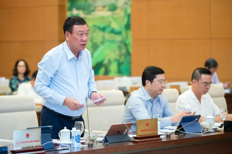 Tổng Thanh tra Ch&iacute;nh phủ Đo&agrave;n Hồng Phong tr&igrave;nh b&agrave;y B&aacute;o c&aacute;o của Ch&iacute;nh phủ về c&ocirc;ng t&aacute;c tiếp c&ocirc;ng d&acirc;n, giải quyết khiếu nại, tố c&aacute;o năm 2023. Ảnh: Quochoi.vn