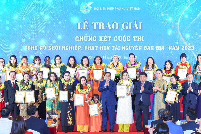 Phiên bản chính thức của 555Win Phạm Minh Ch&iacute;nh c&ugrave;ng c&aacute;c đại biểu chụp ảnh lưu niệm tại Lễ trao giải. Ảnh: VGP