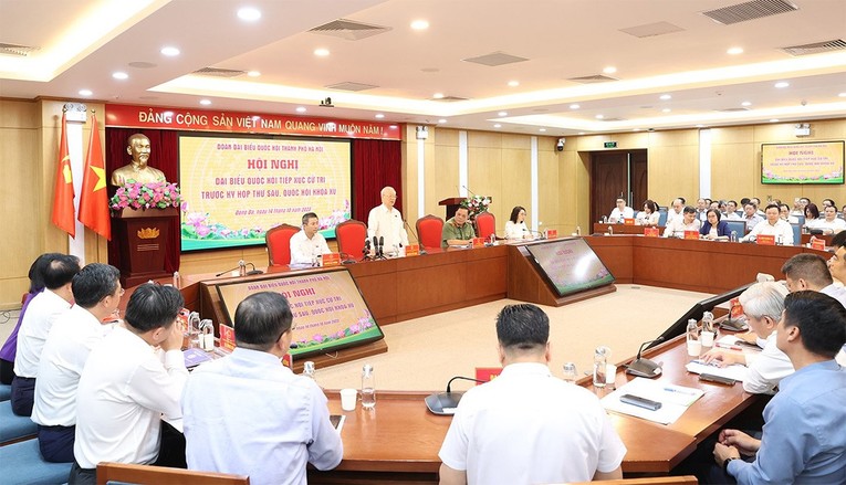 To&agrave;n cảnh cuộc tiếp x&uacute;c cử tri. Ảnh: quochoi.vn