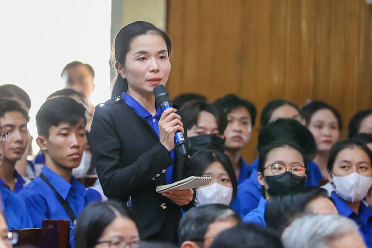 Cử tri L&ecirc; Cẩm Huỳnh, B&iacute; thư Quận đo&agrave;n Thốt Nốt ph&aacute;t biểu. Ảnh: VGP